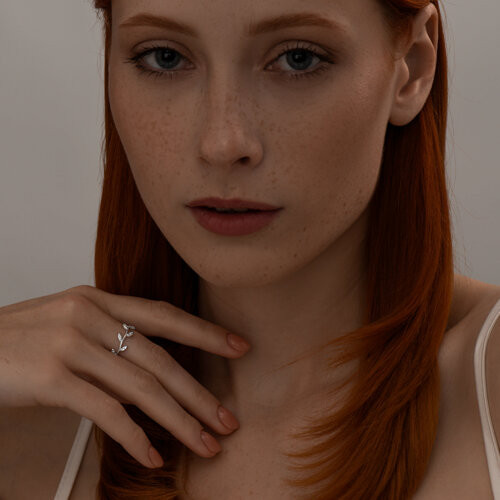 Кольцо из серебра с фианитами