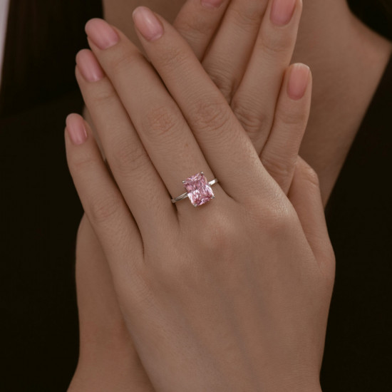 Кольцо из серебра с фианитом