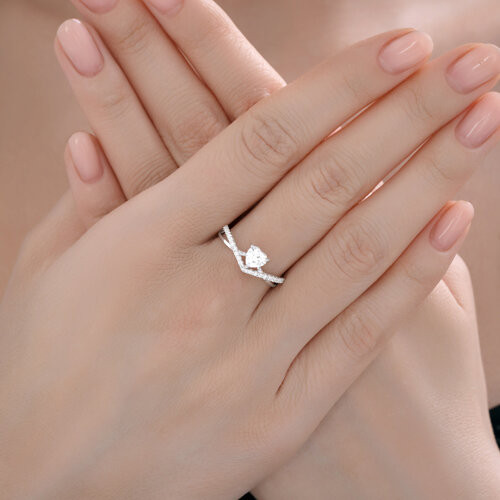 Кольцо из серебра с фианитами