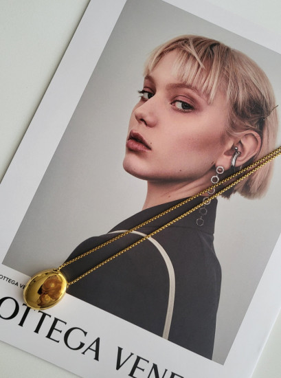 Колье-сотуар с овальным кулоном