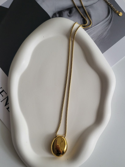 Колье-сотуар с овальным кулоном