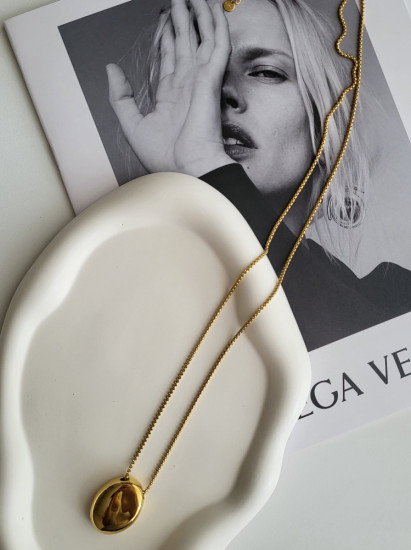 Колье-сотуар с овальным кулоном