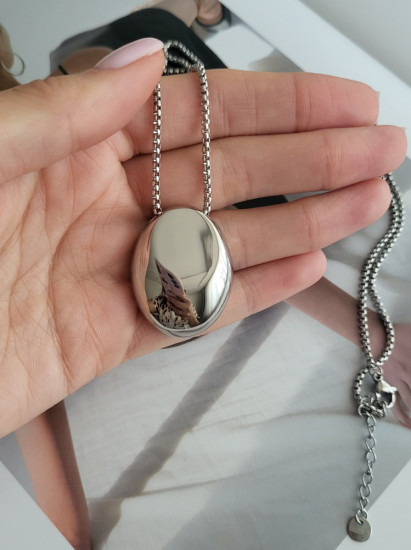 Колье-сотуар с овальным кулоном