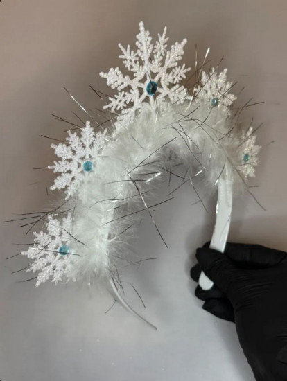 Новогодний ободок для волос со снежинками