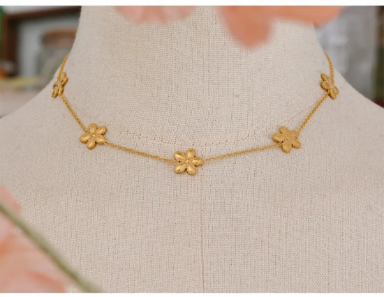 Колье из ювелирной стали с покрытием из позолоты 18К «Цветок»