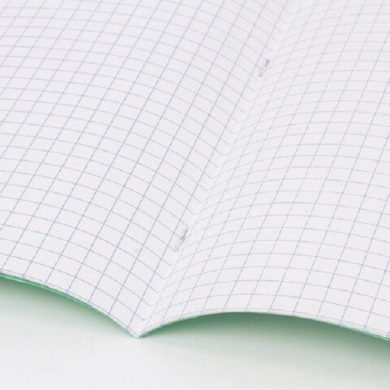 Набор школьных тетрадей в клетку