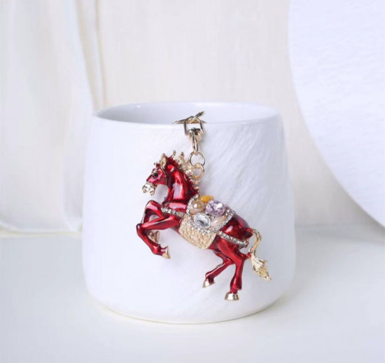 Брелок-талисман «Красная огненная лошадь с кристаллами»