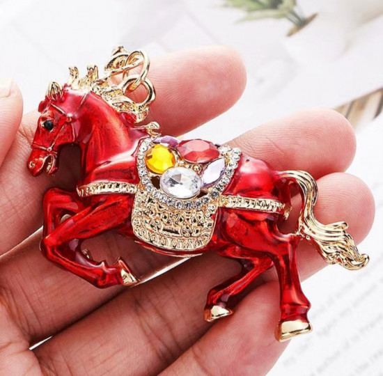 Брелок-талисман «Красная огненная лошадь с кристаллами»