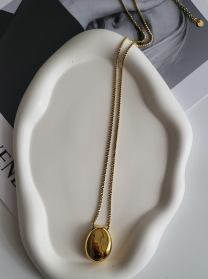 Колье-сотуар с овальным кулоном