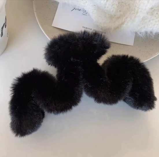 Пушистый меховой крабик для волос