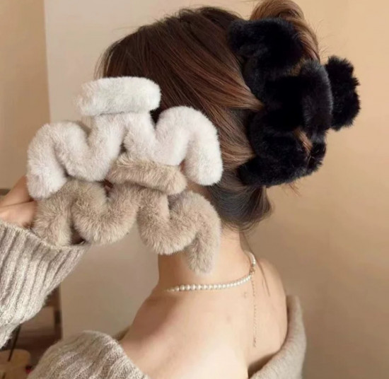 Пушистый меховой крабик для волос