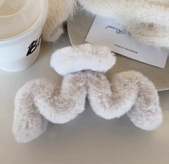 Пушистый меховой крабик для волос