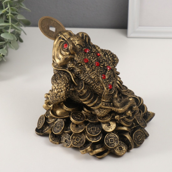 Фигурка-нэцкэ «Денежная жаба с монетой на горе монет»