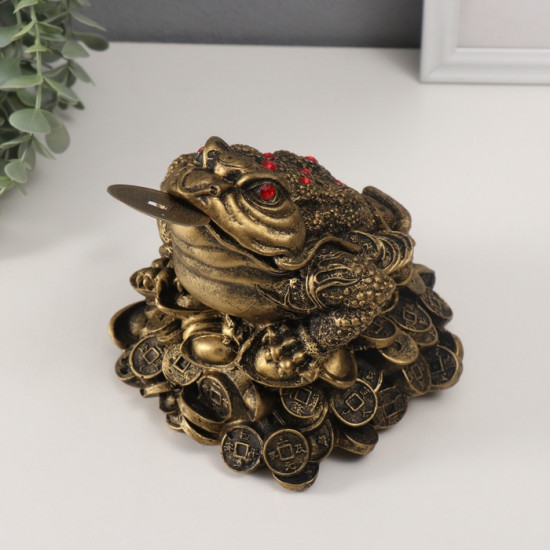 Фигурка-нэцкэ «Денежная жаба с монетой на горе монет»