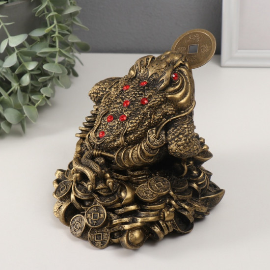 Фигурка-нэцкэ «Денежная жаба с монетой на горе монет»
