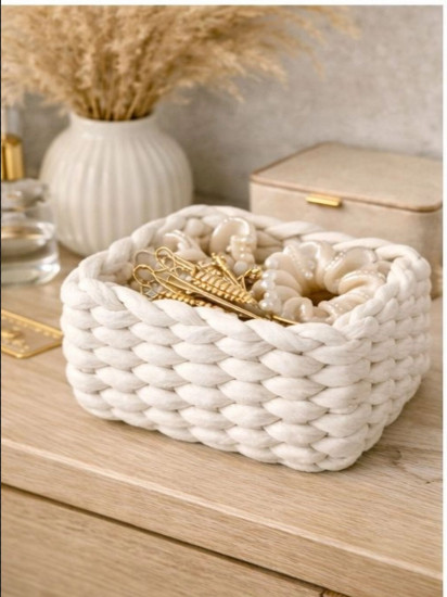 Плетёная корзина-органайзер для косметики