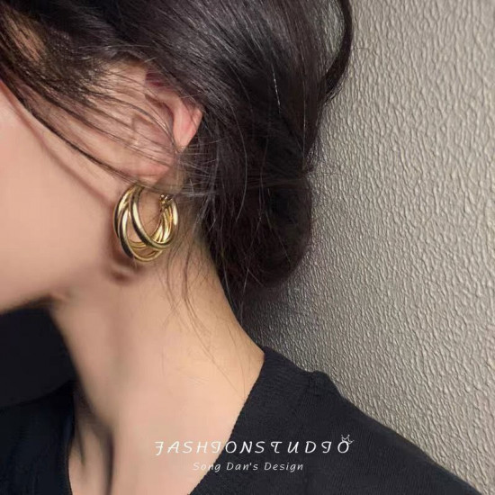 Серьги-кольца с волнообразными линиями