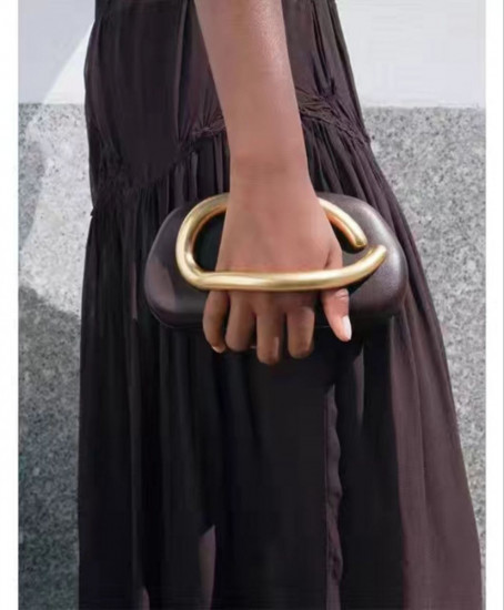 Сумка-клатч с металлической ручкой