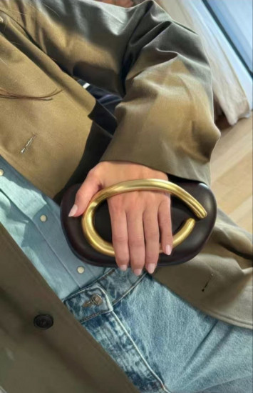 Сумка-клатч с металлической ручкой