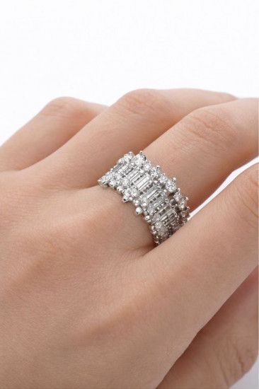 Женское кольцо с кристаллами в премиальном стиле