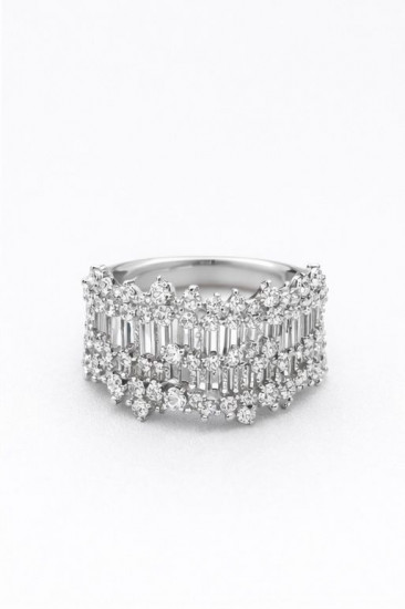 Женское кольцо с кристаллами в премиальном стиле