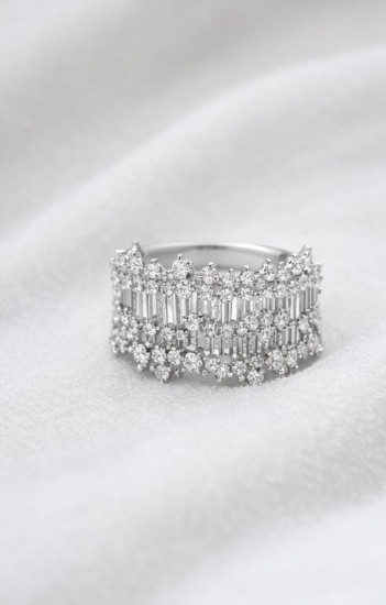 Женское кольцо с кристаллами в премиальном стиле