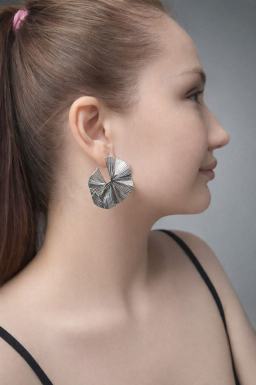 Серьги-гвоздики золотистые фактурные, без вставок