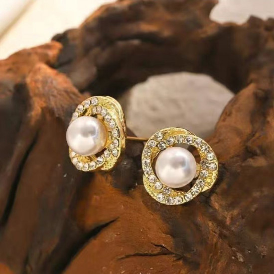 Серьги-пусеты с жемчугом и кристаллами