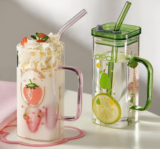 Стеклянная кружка с крышкой и трубочкой