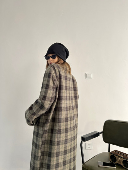 Стильное демисезонное пальто в актуальном клетчатом принте