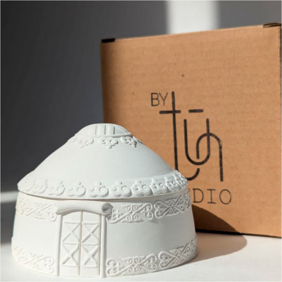 Свеча ароматическая с ароматом дымного уда и ванили «Юрта»