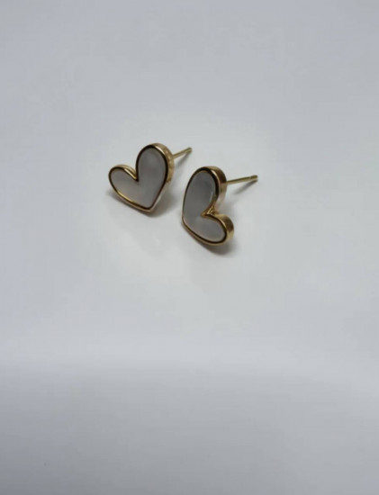 Серьги-пусеты с золотистым контуром «Белое сердце»