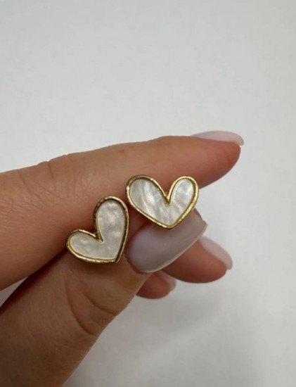 Серьги-пусеты с золотистым контуром «Белое сердце»