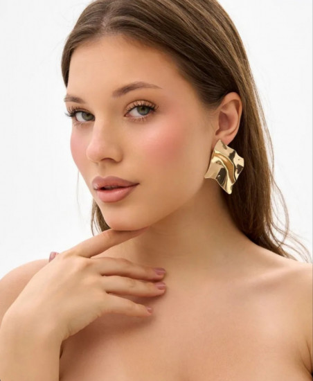 Золотистые серьги с мятой текстурой
