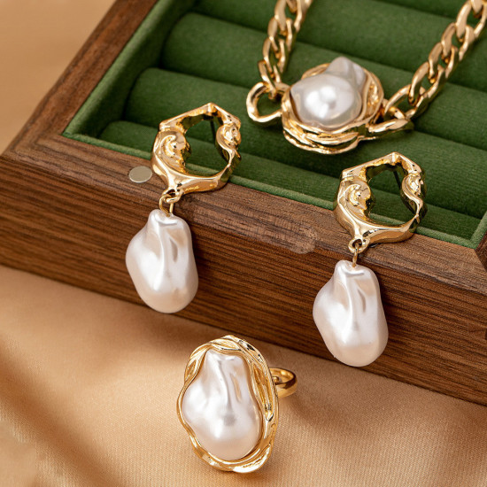 Ювелирный набор украшений с декоративной вставкой