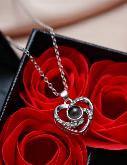 Подарочный набор с кулоном и 16 вечными розами «Сердце»