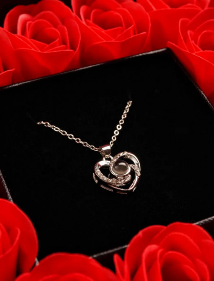 Подарочный набор с кулоном и 16 вечными розами «Сердце»