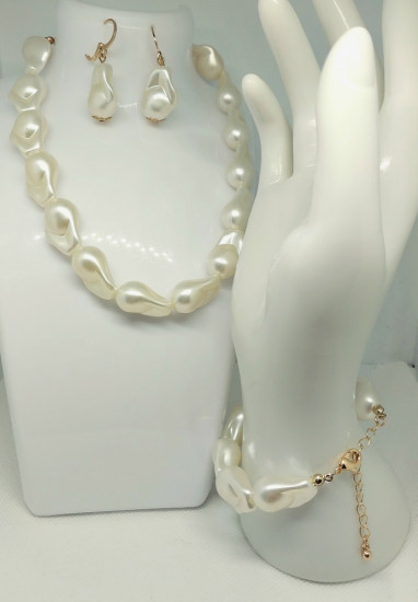 Гарнитур «Ожерелье, браслет, серьги из бусин. Имитация жемчуга»