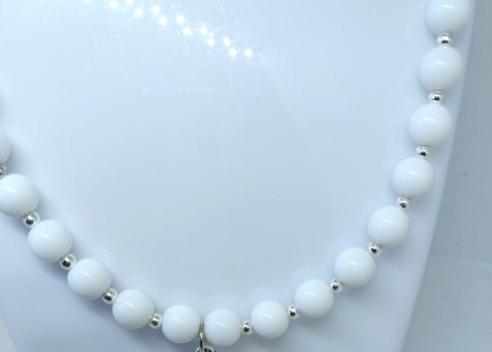 Чокер из белых бусин с подвеской в форме сердца