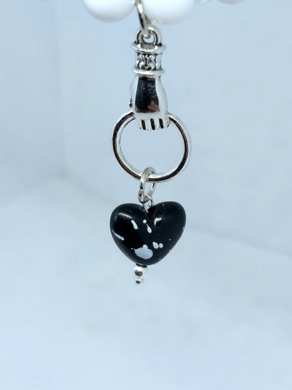 Чокер из белых бусин с подвеской в форме сердца