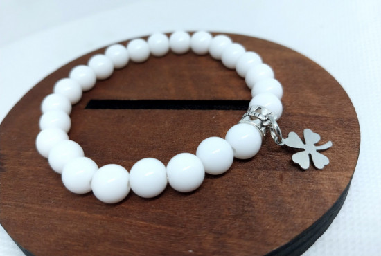 Браслет ручной работы из акриловых бусин белого цвета с подвеской  форме клевера