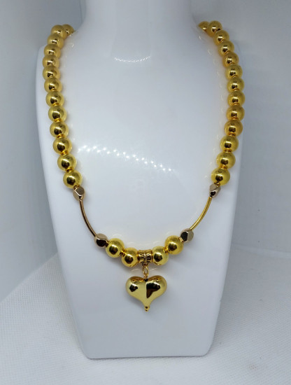 Женское колье из бусин золотого цвета