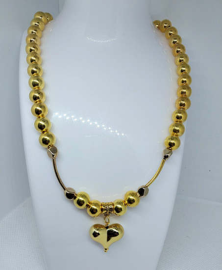Женское колье из бусин золотого цвета