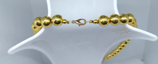 Женское колье из бусин золотого цвета