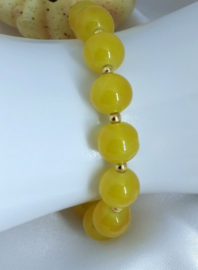 Женский браслет ручной работы из желтых бусин