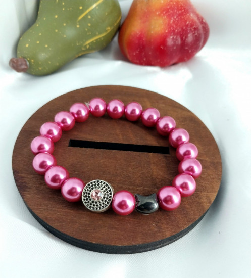 Женский браслет ручной работы из розовых бусин