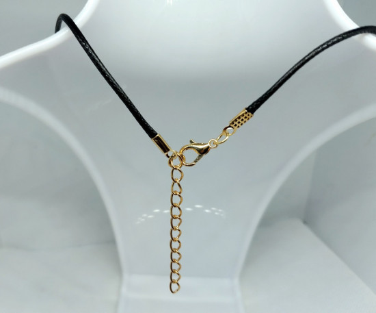 Набор стеклянных кулонов-подвесок в форме сердца на черном шнурке