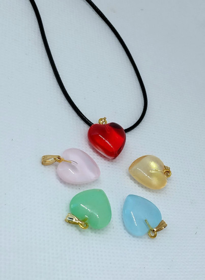 Набор стеклянных кулонов-подвесок в форме сердца на черном шнурке