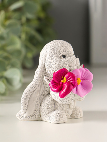 Фигурка «Кролик с анютиными глазками»