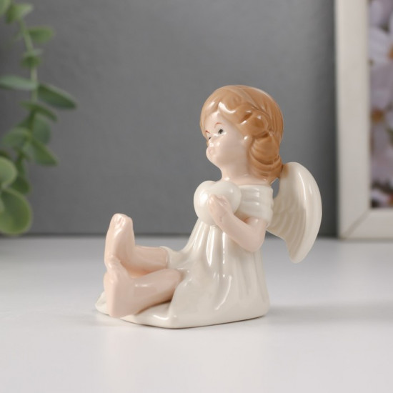 Фигурка «Девочка-ангел в белом платье с сердцем сидит»
